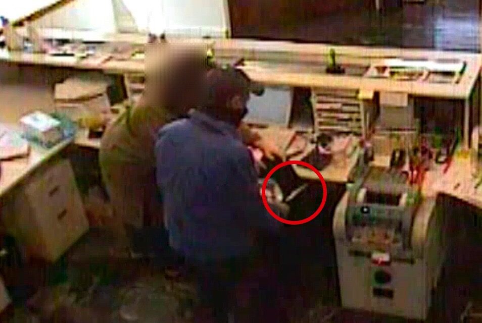 El atracador amenaza a un trabajador del banco con un cuchillo. / Guardia Civil