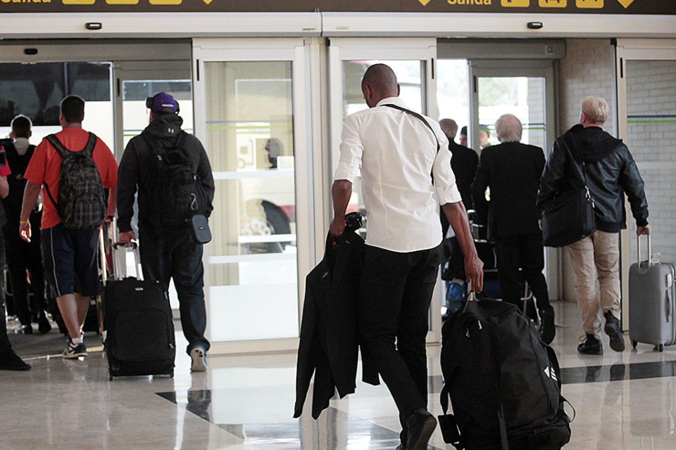 Un grupo de pasajeros sale del aeropuerto riojano tras aterrizar su avión. / NR