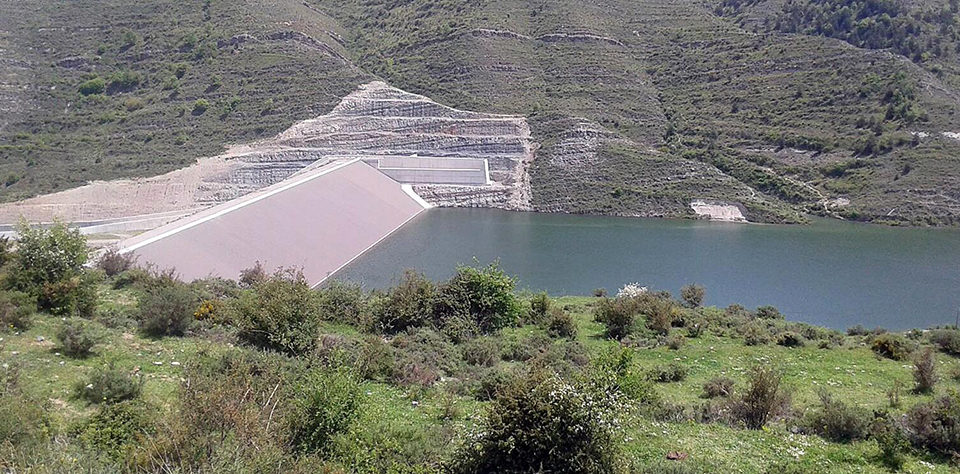 Aspecto que presentaba el embalse de Soto Terroba, en la cuenca del río Leza, hace un año. / NR