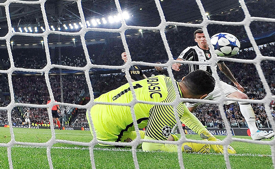 Marko Mandzukic marca el primer gol del equipo italiano. /EFE