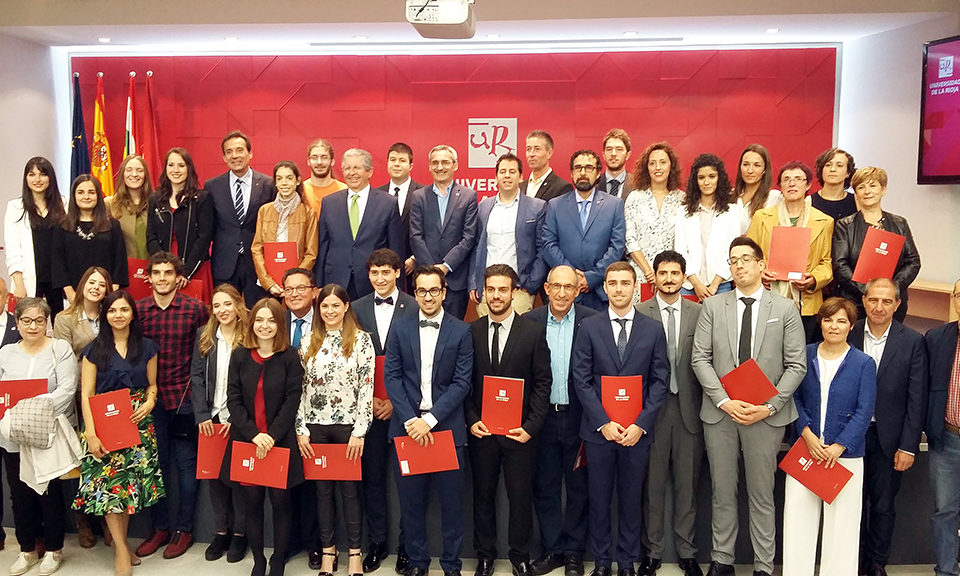 Foto de grupo de los responsables de la UR con profesionales que se han jubilado y los alumnos con mejores expedientes académicos. /UR