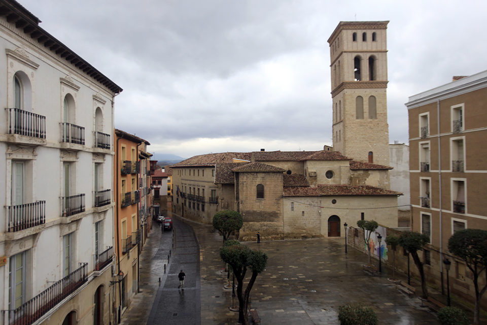 La Plaza de San Bartolomé, con la iglesia al fondo de la imagen. / Clara Larrea