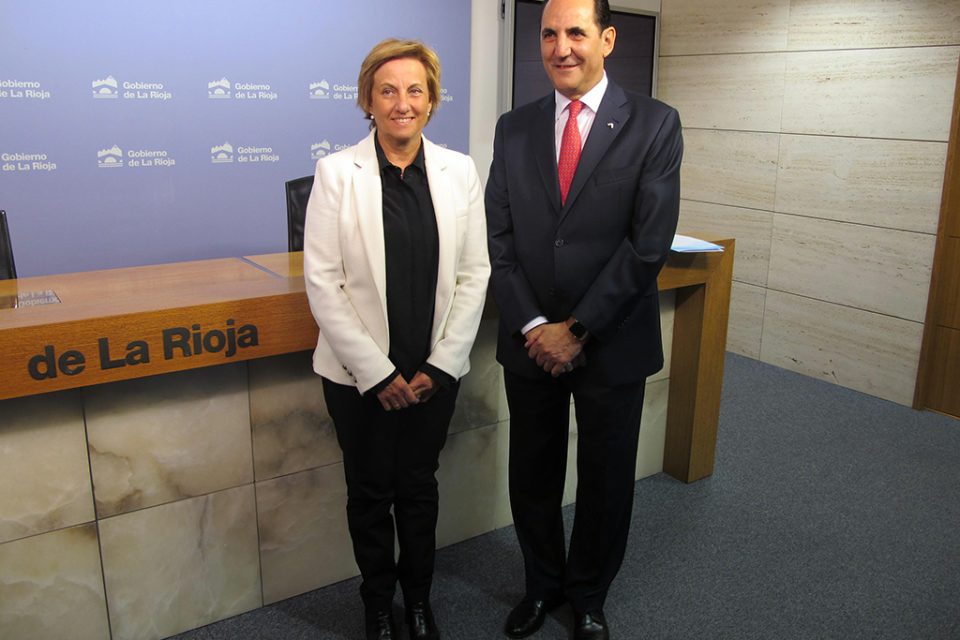 La consejera de Desarrollo Económico e Innovación, Leonor González Menorca, y el presidente de Iberaval, José Rolando Álvarez. / NR