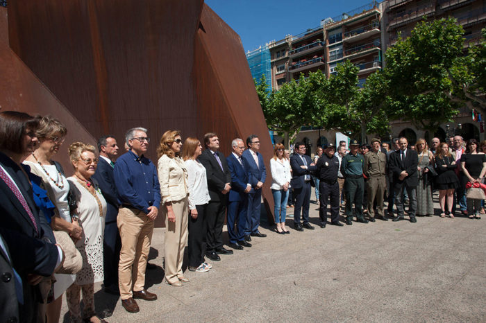 Numerosos riojanos se concentran para mostrar su solidaridad con las víctimas del atentado de Manchester