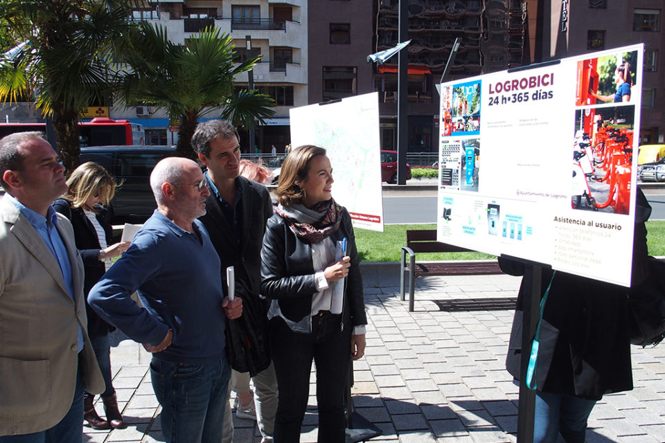La alcaldesa ha presentado el nuevo sistema de alquiler de bicicleta. / NR