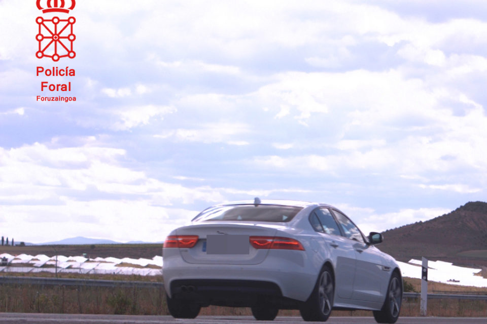 Vehículo interceptado por el radar en la autopista. / Policía Foral