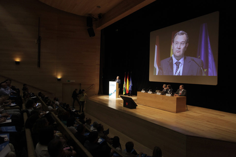 El rector de la UNIR, José María Vázquez, interviene ante los asistentes al congreso. / Ingrid