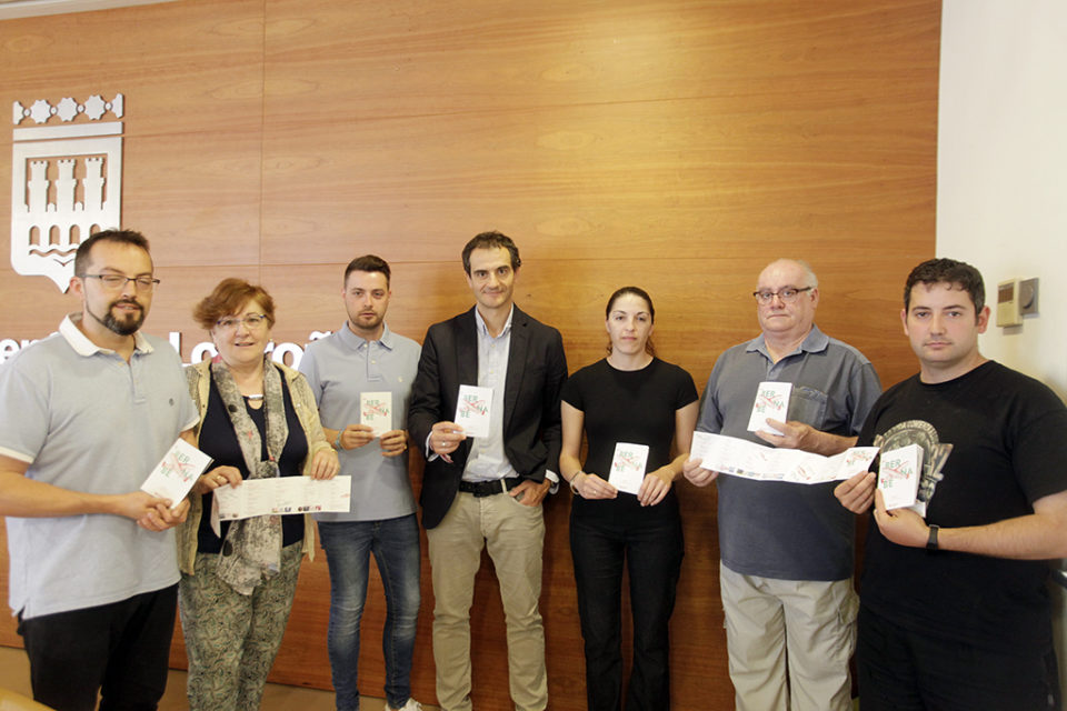 El concejal de Festejos, con representantes de diferentes colectivos que participan en las fiestas. / INGRID