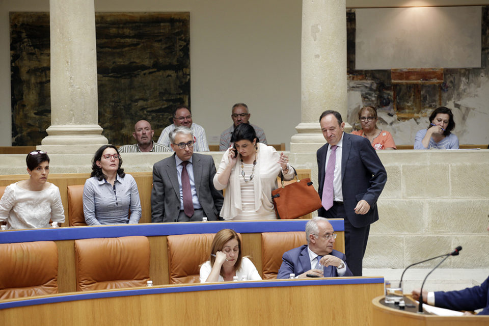 Pedro Sanz se dispone a sentarse en su escaño para votar. / Ingrid