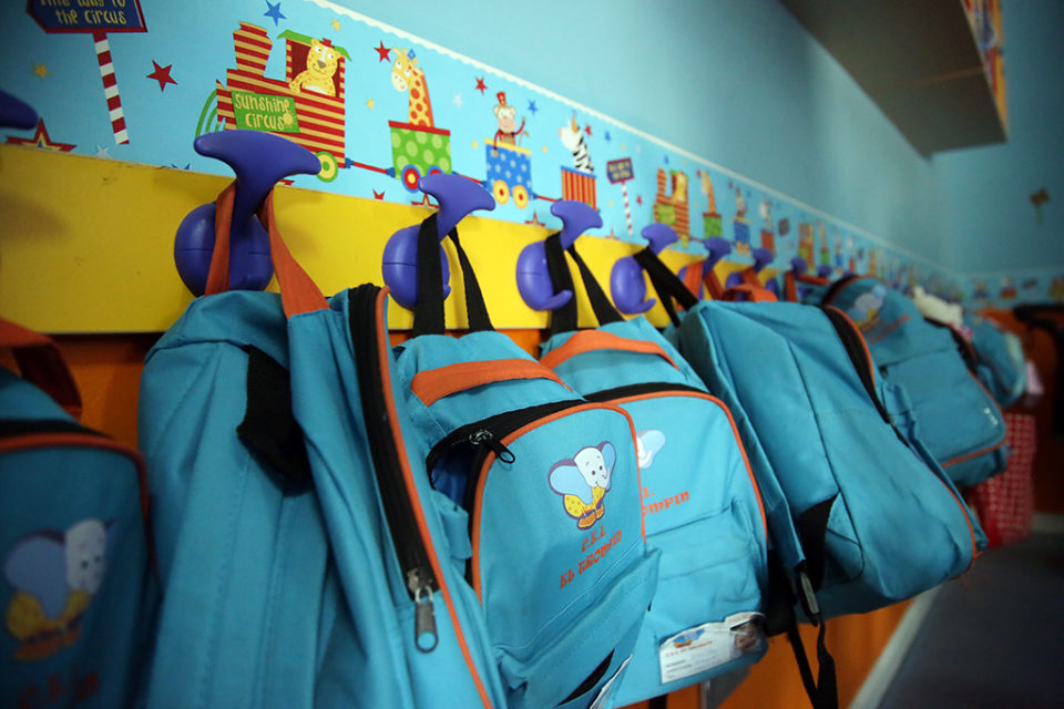 Mochilas de los alumnos de un centro de Educación Infantil de Logroño. / Clara Larrea