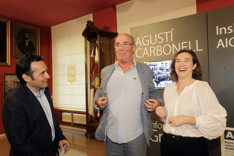 El fotógrafo catalán recibió la insginia de manos de la alcaldesa de Logroño. / INGRID