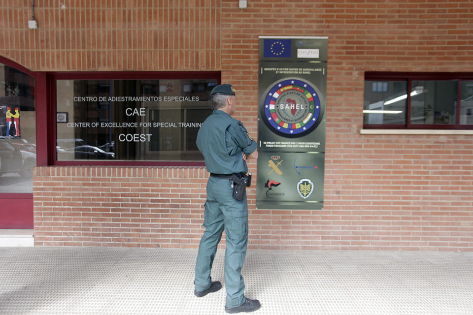 Un miembro del grupo antiterrorista de la Guardia Civil, con sede en Logroño, observa un cartel alusivo al proyecto en el que participa el cuerpo. / Ingrid