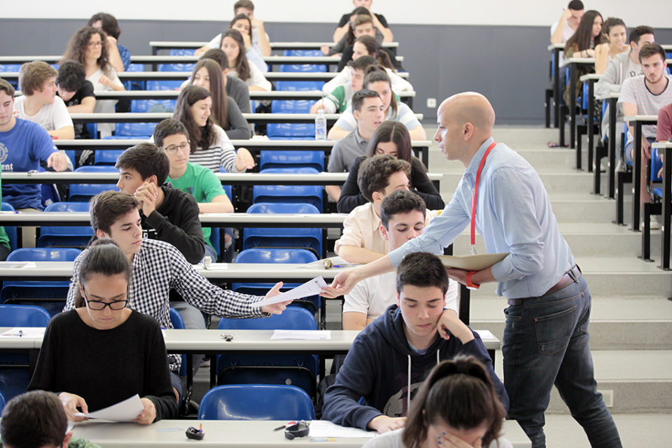 Un profesor entrega el examen a un alumno que hizo la prueba en 2016. / Ingrid