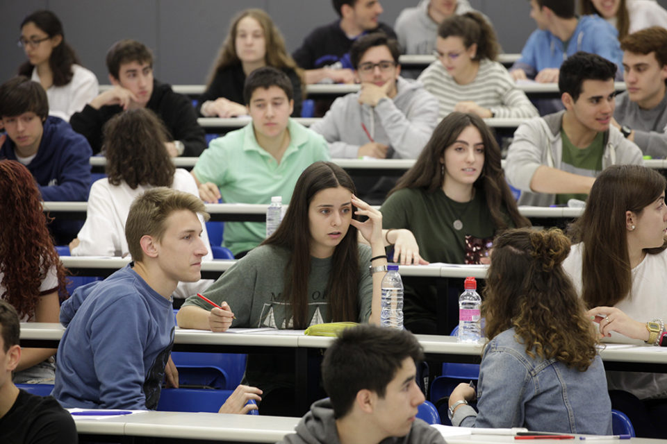 Los alumnos, antes de realizar el primer examen de la EBAU en 2017. / Ingrid