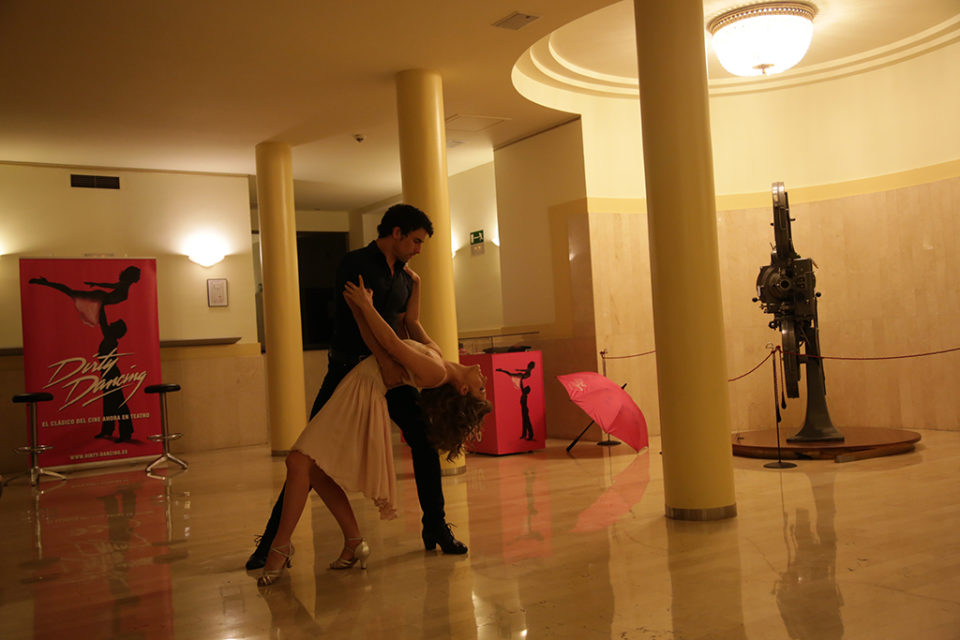 Dos de los actores representan un número de baile antes de la primera sesión del musical. / Ingrid