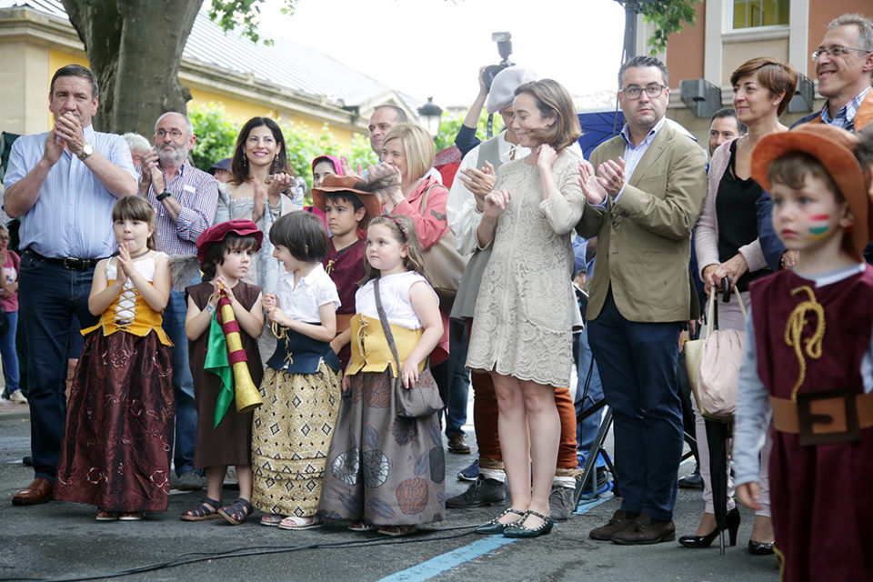 La alcaldesa y varios concejales siguen el desarrollo de la lectura del pregón de San Bernabé a cargo de los niños. /CLARA LARREA