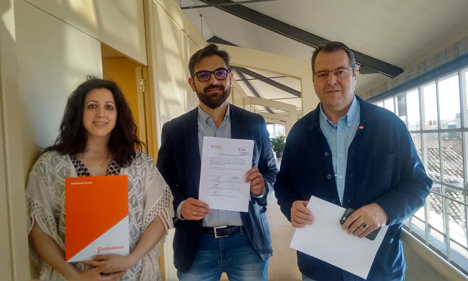 Rebeca Grajea, Diego Ubis y Tomás Martínez, de Ciudadanos, han registrado este jueves la proposición de Ley para reformar el Estatuto riojano. / NR
