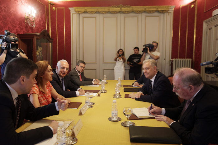 El embajador británico confía en que el Brexit no afecte al vino de Rioja