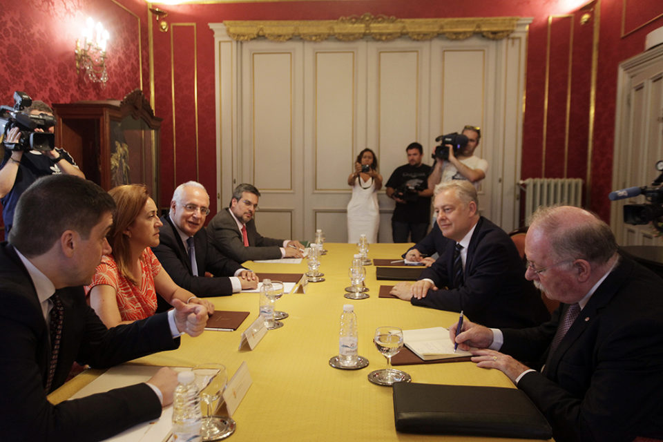 Reunión de las delegaciones de La Rioja y de la embajada británica./ Ingrid
