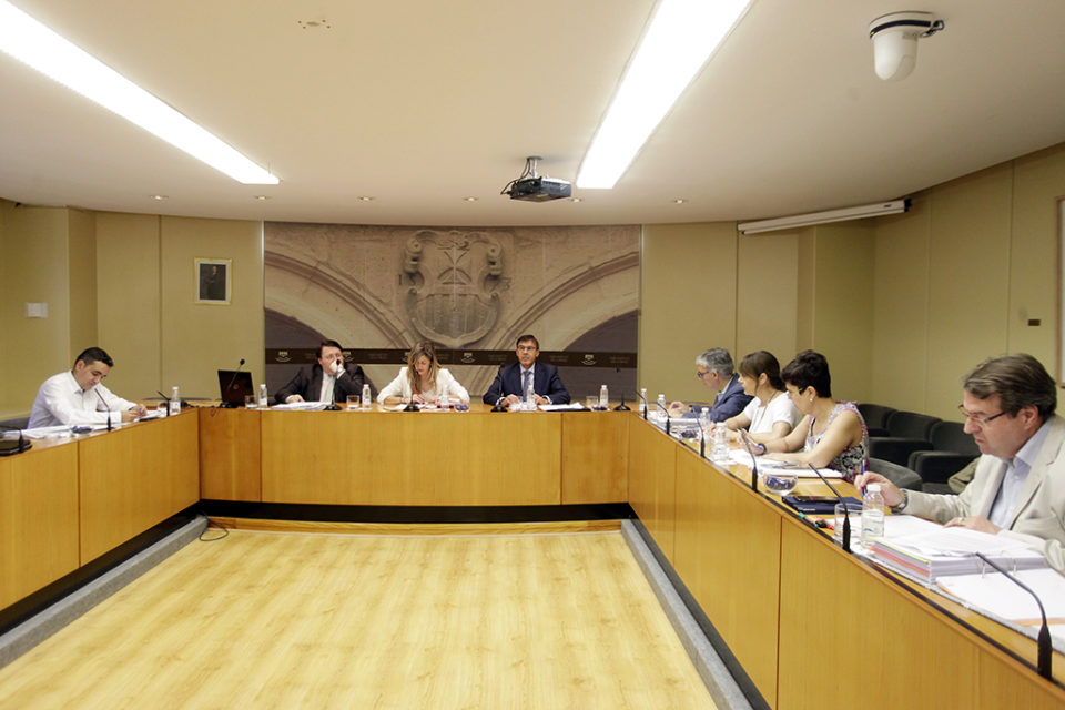 Intervención del auditor Antonio Greño en la comisión de investigación del Parlamento sobre Caja Rioja. / Ingrid
