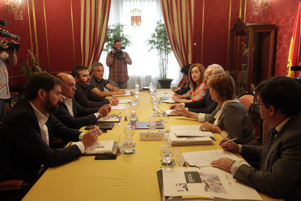 El Consejo Riojano del Diálogo Social -Gobierno de La Rioja, CCOO, UGT y FER-, que ha dado el visto bueno al Plan de Desarrollo Industrial de La Rioja. / Ingrid