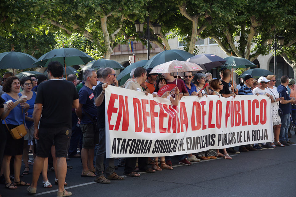 Los trabajadores públicos se manifiestan frente al Palacete. / Clara Larrea