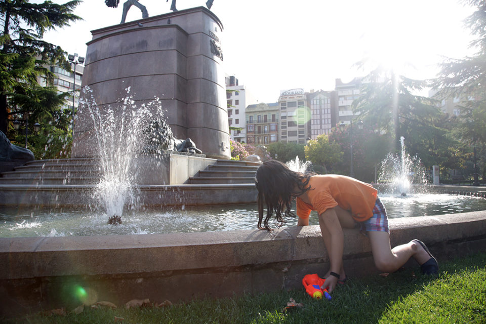 Una niña se refresca en la fuente del Espolón en una jornada de intenso calor. / Clara Larrea