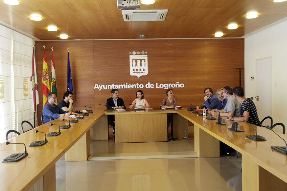 Reunión del grupo de trabajo que prepara el V Centenario del sitio de Logroño./ Ingrid
