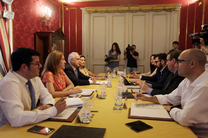 Gobierno y Cs se comprometen a reformar el Estatuto esta legislatura