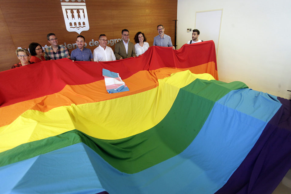 Representantes de colectivos LGTBI, con miembros de los grupos municipales, a quienes entregaron la bandera acoíris. / Ingrid