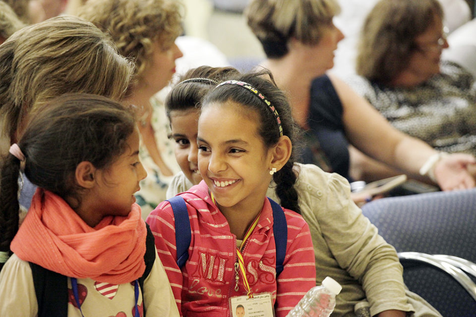 Una niña saharaui sonríe a su amiga a su llegada a Logroño, en una imagen de archivo. / Clara Larrea