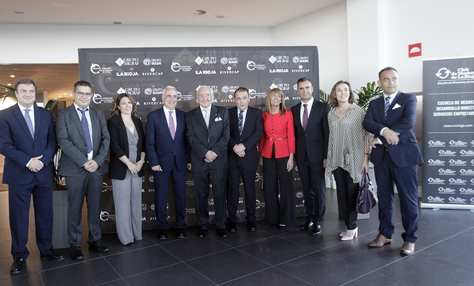 Autoridades regionales y locales, con los premiados y responsables del Club de Marketing. / Clara Larrea