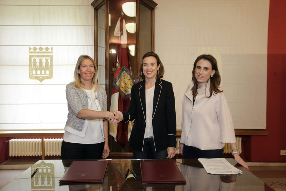 La alcaldesa da la mano a la director de negocio de MicroBank. / NR