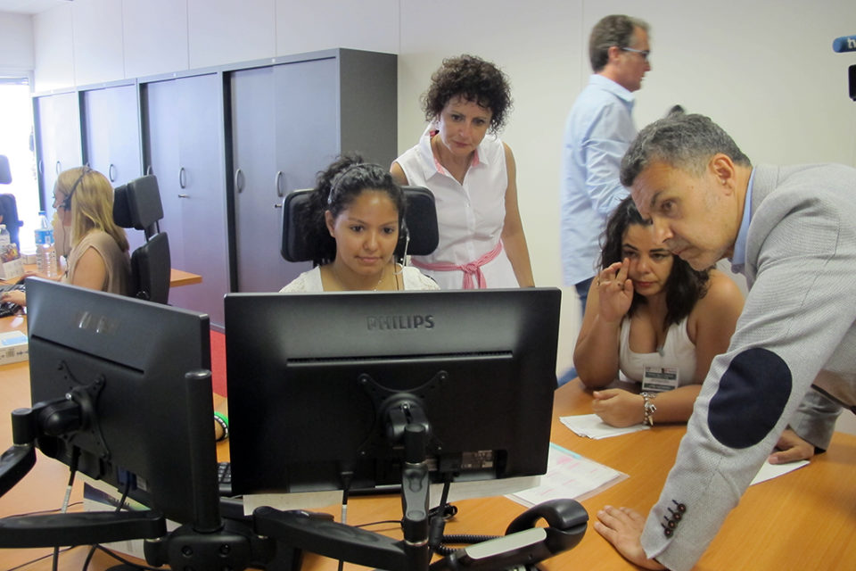 El consejero Conrado Escobar se interesa por el trabajo de los profesionales del Centro de Coordinación SOS Rioja. / NR