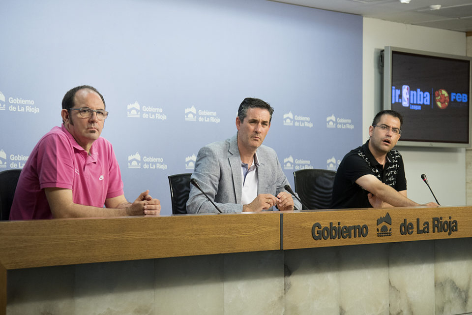 El director general del Deporte y del IRJ, en el centro de la imagen, presenta la liga junior junto a los representantes de la Federación Riojana de Baloncesto. / NR
