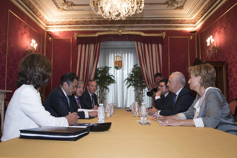 El presidente del Gobierno de La Rioja, José Ignacio Ceniceros, recibe a directivos del BBVA con motivo de la presentación del informe anual sobre la situación de La Rioja.