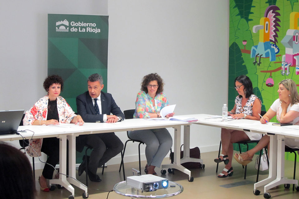 El consejero de Políticas Sociales interviene en la reunión del grupo de trabajo del IV Plan de Infancia. / NR