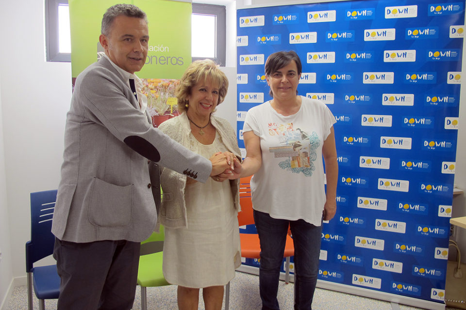 Conrado Escobar , junto a las responsables de Arsido y Fundación Pioneros. / NR