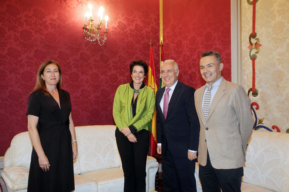 La representante de ACNUR, con el presidente Ceniceros y los consejeros Begoña Martínez y Conrado Escobar. /INGRID