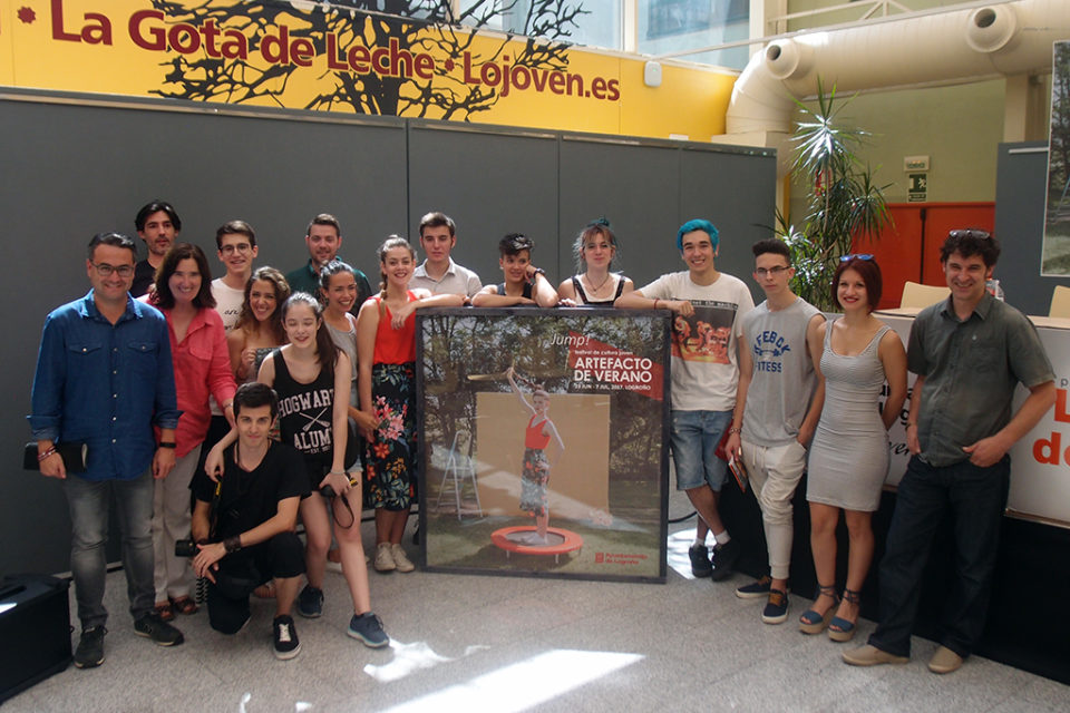 El concejal de Jóvenes (izquierda) ha presentado la programación junto a varios artistas participantes. / NR