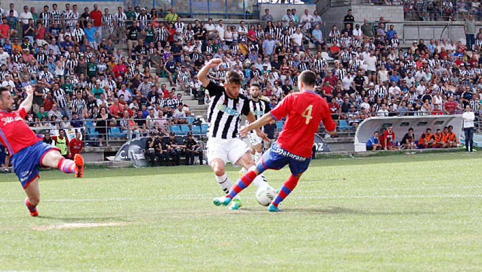 Los rojillos intentan frenar una jugada de ataque del equipo pacense. /BADAJOZ C.D.