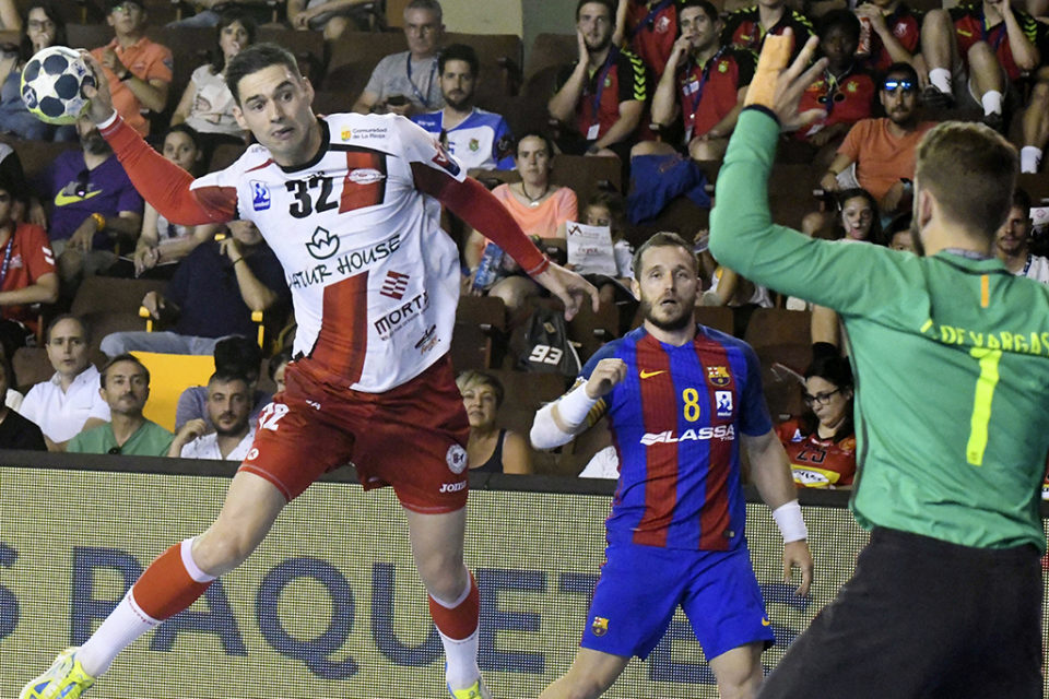 Ángel Fernández lanza contra la portería del Barcelona. / Efe