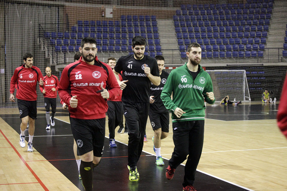 La plantilla del Naturhouse buscará esta tarde la semifinal de la Copa del Rey con el Cangas como rival. / CLARA LARREA