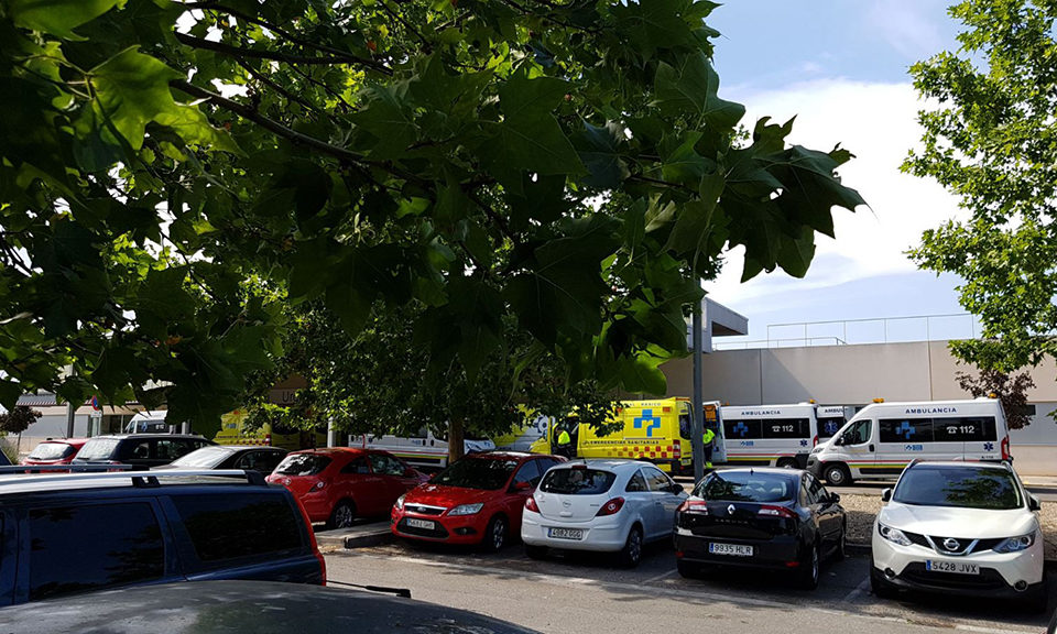 Varias ambulancias, estacionadas el lunes junto a la puerta de urgencias del hospital, en una foto remitida por UGT. / NR