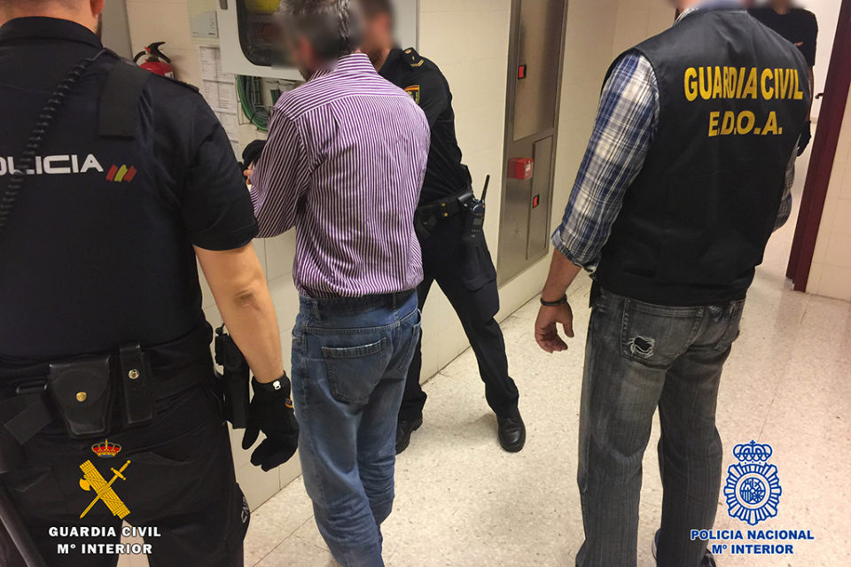 Los agentes, con uno de los detenidos en la operación. / Guardia Civil