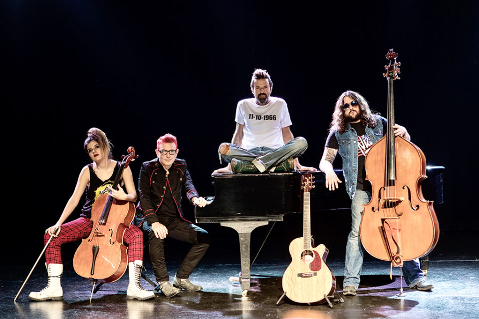 El grupo, en la gira '50 palos'. / NR