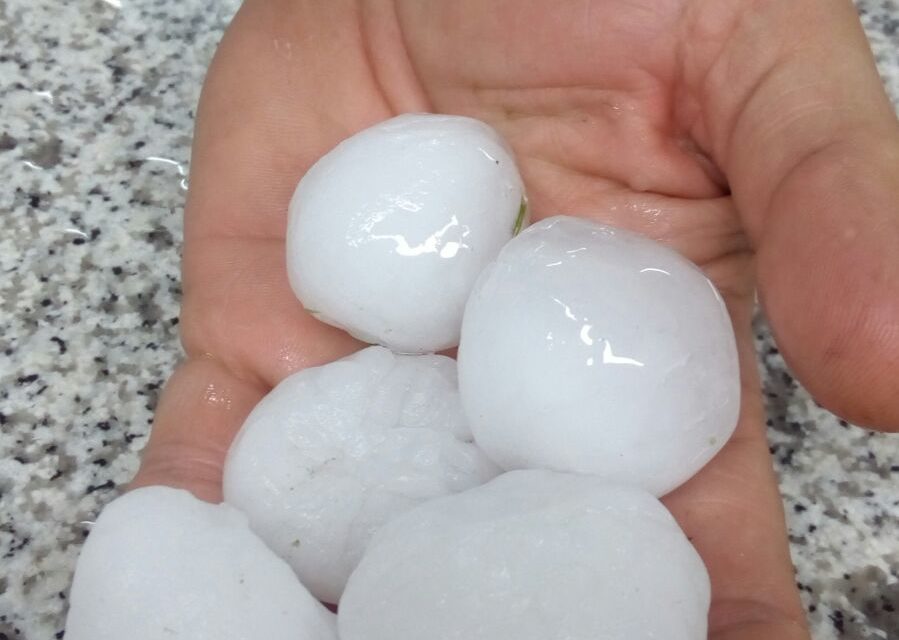 Un vecino de Arnedo muestra granizos recogidos tras la tormenta de la tarde de este jueves. /NR