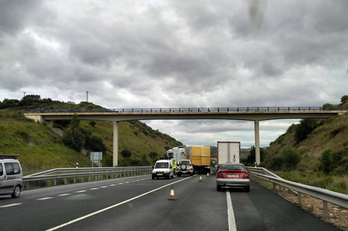 Un camión invade el carril contrario en la N-232 sin provocar heridos