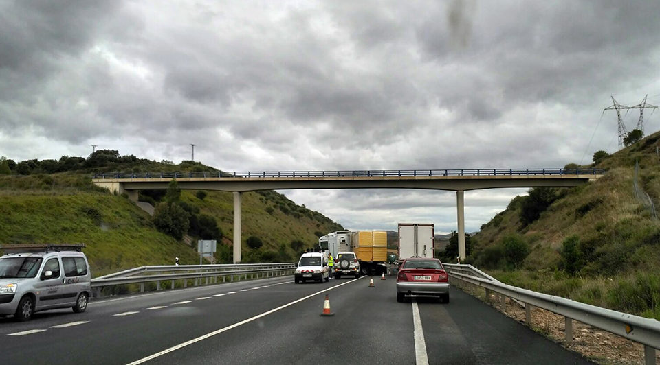 El camión ha hecho la tijera en la N-232 invandiendo dos de los tres carriles. / NR