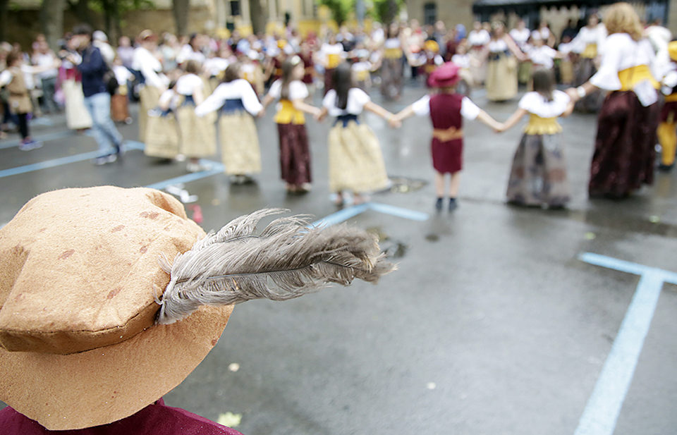 La participación de voluntarios de todas las edades se ha convertido en un signo singular de las fiestas. / Clara Larrea